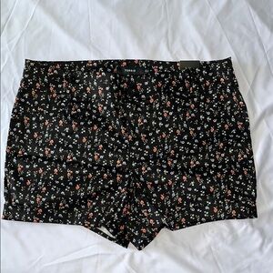 Torrid 5 Inch Relaxed Stretch Sateen Mid Rise Short NWT Size 2